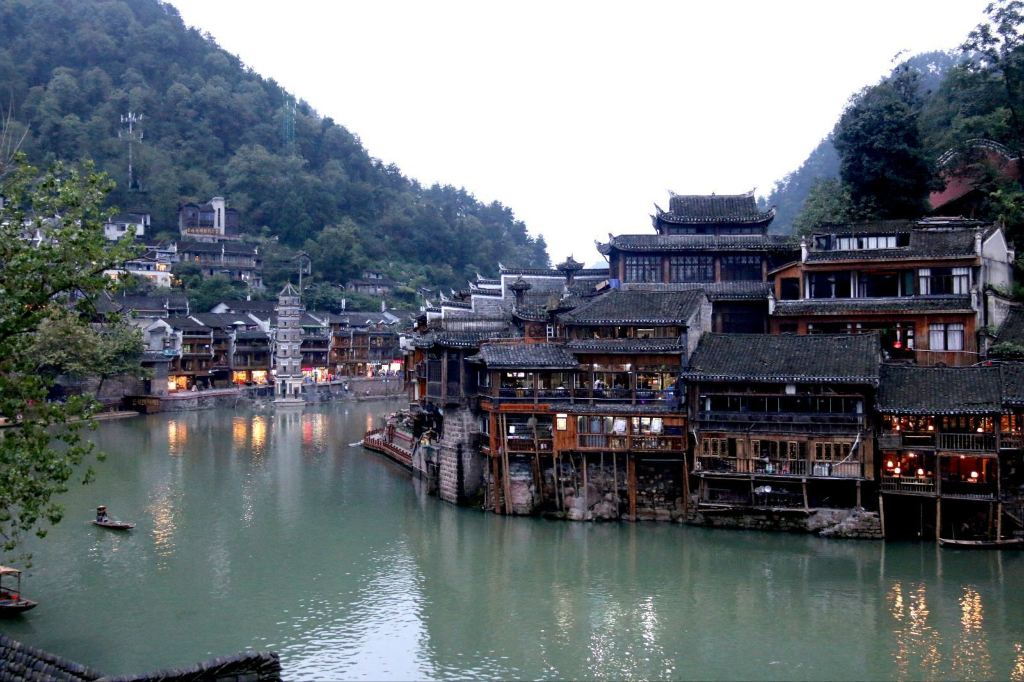 {賭波}(去凤凰旅游多少钱)
